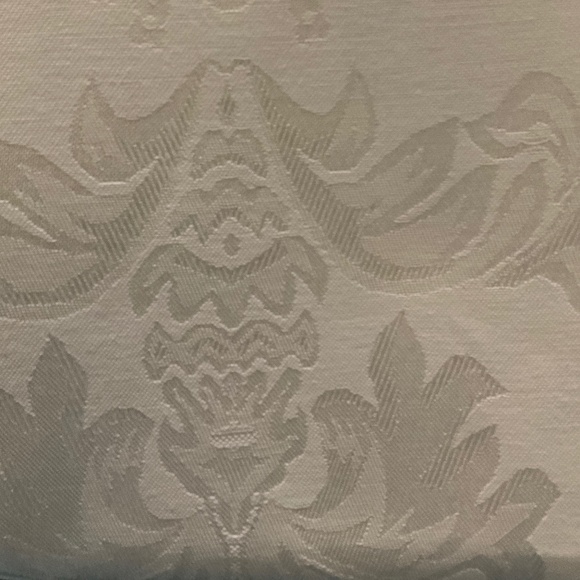 A’lacarte Damask Tablecloth, “Caprice”, Oblong 52” x 70” - Picture 3 of 4